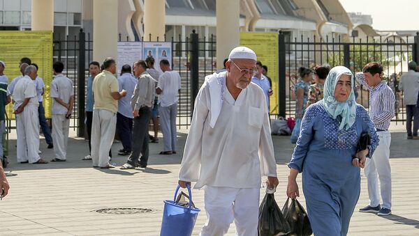 Люди прогуливаются рядом с центральным рынком в Ташкенте - Sputnik Ўзбекистон