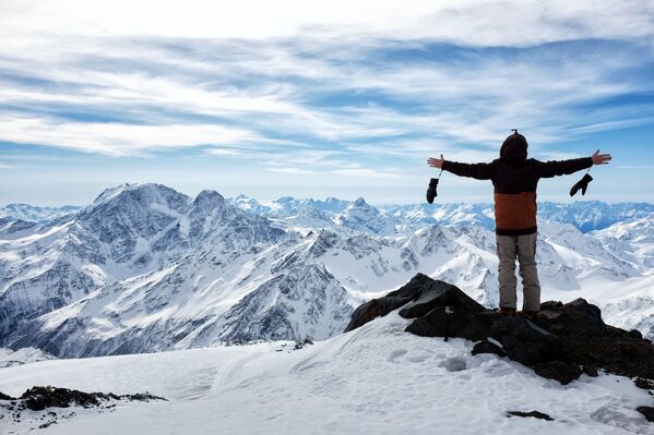 Турист на высоте 4400 метров в горах Эльбруса в Кабардино-Балкарии - Sputnik Узбекистан