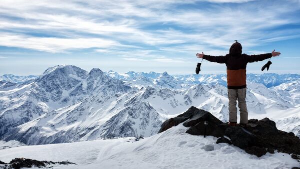 Турист на высоте 4400 метров в горах Эльбруса в Кабардино-Балкарии - Sputnik Ўзбекистон