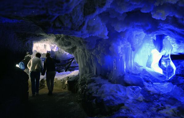 Кунгурская ледяная пещера в Пермском крае - Sputnik Узбекистан