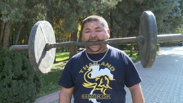 СПУТНИК_Силач из Кыргызстана заколачивает гвозди лбом и поднимает гантели зубами - Sputnik Узбекистан