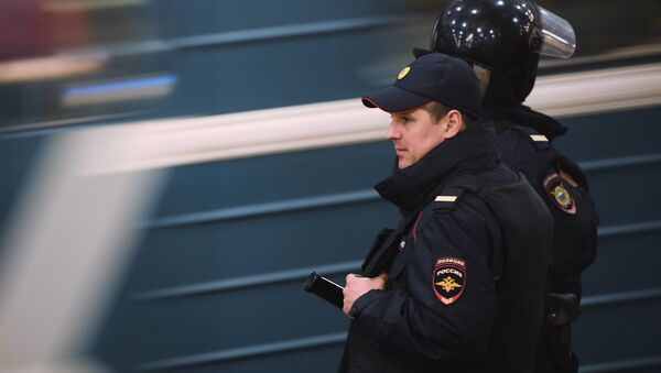 Сотрудники полиции на станции московского метро - Sputnik Узбекистан
