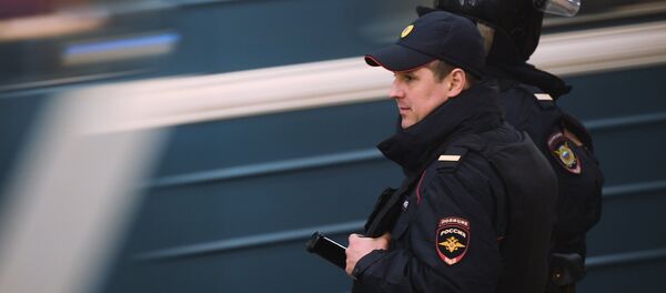 Сотрудники полиции на станции московского метро Сотрудники полиции на станции московского метро - Sputnik Ўзбекистон