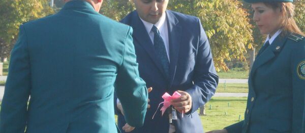 Инспекторам профилактики вручены ключи от квартир и машин Инспекторам профилактики вручены ключи от квартир и машин - Sputnik Ўзбекистон