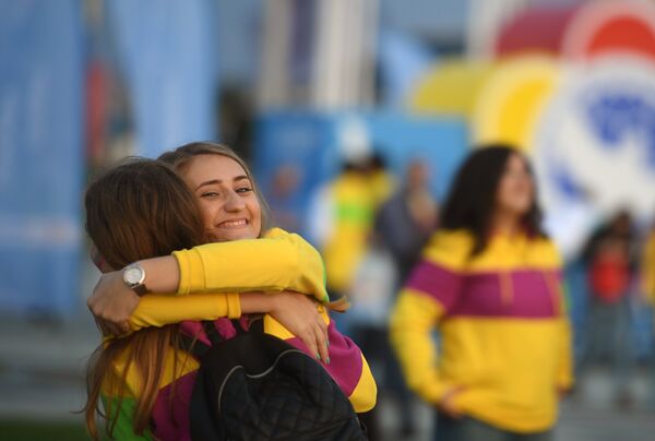 Участники XIX Всемирного фестиваля молодежи и студентов прощаются друг с другом - Sputnik Узбекистан