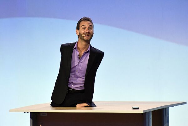 Мотивационный тренер, меценат и автор книг Ник Вуйчич участвует в дискуссионной программе XIX Всемирного фестиваля молодежи и студентов в Сочи - Sputnik Узбекистан