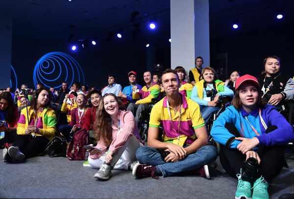 Участники дискуссии Мотивация к жизни с участием мотивационного тренера, мецената и автора книг Ника Вуйчича в рамках XIX Всемирного фестиваля молодежи и студентов в Сочи - Sputnik Узбекистан