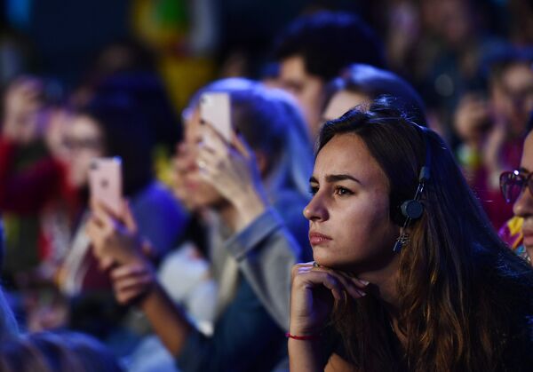 Участники дискуссии Мотивация к жизни с участием мотивационного тренера, мецената и автора книг Ника Вуйчича в рамках XIX Всемирного фестиваля молодежи и студентов в Сочи - Sputnik Узбекистан