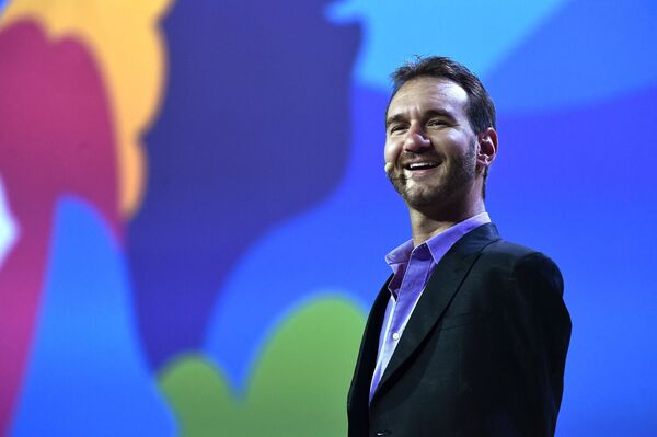 Мотивационный тренер, меценат и автор книг Ник Вуйчич участвует в дискуссионной программе XIX Всемирного фестиваля молодежи и студентов в Сочи - Sputnik Узбекистан