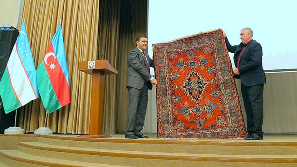 В Азербайджанском культурном центре имени Гейдара Алиева в Узбекистане прошло открытие зала азербайджанских ковров под названием Узоры Страны огней - Sputnik Узбекистан