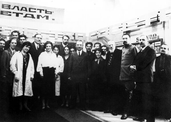 Открытие выставки, посвященной 10-летию Великой Октябрьской социалистической революции. В центре - историки Владимир Адоратский, Владимир Максаков, Михаил Покровский и партийный и государственный деятель Николай Подвойский. 1927 год. - Sputnik Узбекистан