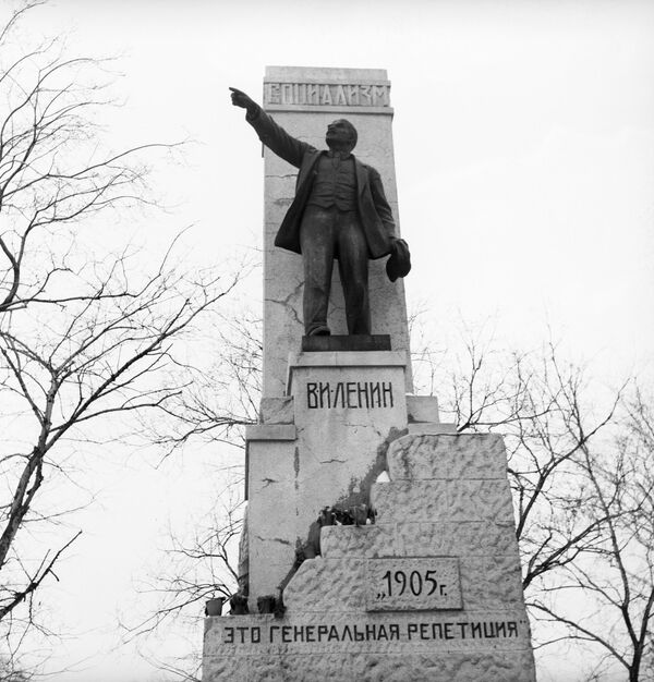 Памятник В.И. Ленину в Сормовском районе города Горького (ныне город Нижний Новгород). Установлен в 1927 году в честь 10-летия Великой Октябрьской социалистической революции. Скульптор В.В. Козлов. Архитектор А.А. Яковлев. - Sputnik Узбекистан