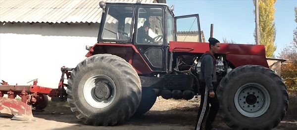 Сильный духом мужчина — как Айтбек, сидя на коляске, собрал мощный трактор - Sputnik Узбекистан