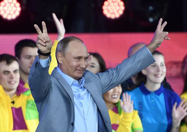 Президент РФ В. Путин посетил XIX Всемирный фестиваль молодежи и студентов - Sputnik Узбекистан
