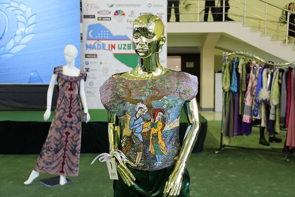 Манекен в свитере национльного стиля на Международной хлопковой выставке в Ташкенте - Sputnik Узбекистан