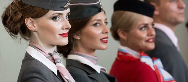 Модели демонстрируют одежду на показе высокой авиационной моды Модели демонстрируют одежду на показе высокой авиационной моды - Sputnik Узбекистан