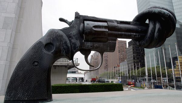 Пятиметровый бронзовый револьвер с завязанным в узел дулом у задния ООН в НЬю-Йорке - Sputnik Узбекистан