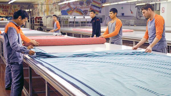 На раскройном участке текстильного предприятия в Узбекистане - Sputnik Ўзбекистон