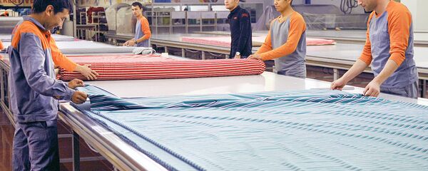 На раскройном участке текстильного предприятия в Узбекистане На раскройном участке текстильного предприятия в Узбекистане - Sputnik Ўзбекистон