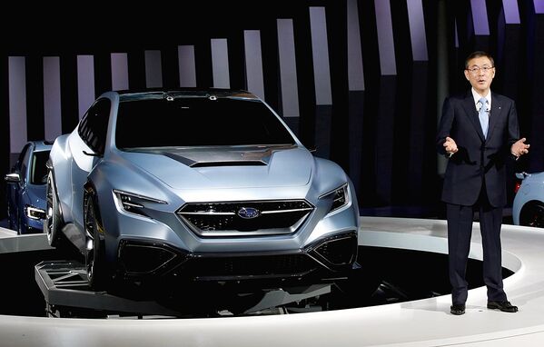 Subaru президенти Yasuyuki Yoshinaga ва Viziv Performance концепт автомобили - Sputnik Ўзбекистон
