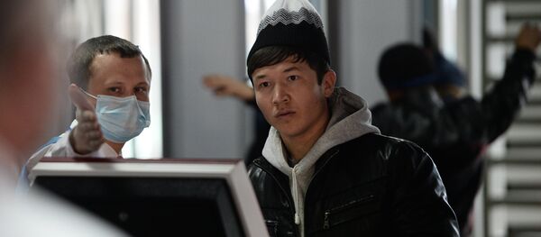 Посетитель в Многофункциональном миграционном центре Москвы - Sputnik Узбекистан