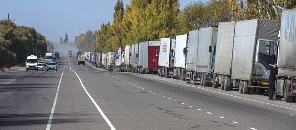 Пробка из фур на границе - Sputnik Ўзбекистон