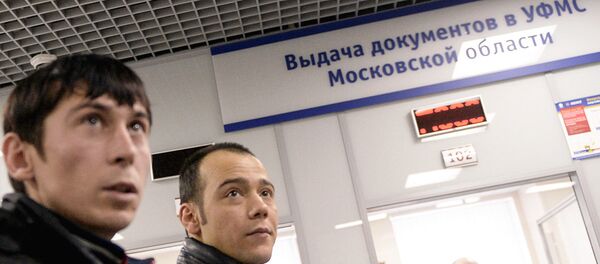 Иностранные граждане получают трудовой патент в Едином миграционном центре Московской области Иностранные граждане получают трудовой патент в Едином миграционном центре Московской области - Sputnik Ўзбекистон