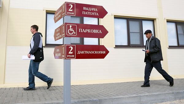 Указатели перед зданием Центра содействия мигрантам - Sputnik Узбекистан