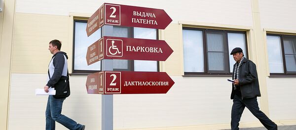 Указатели перед зданием Центра содействия мигрантам Указатели перед зданием Центра содействия мигрантам - Sputnik Ўзбекистон