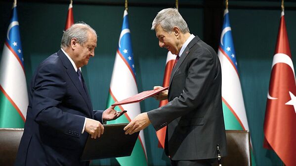 Подписание документов министрами иностранных дел Узбекистана и Турции во время визита Шавката Мирзиёева - Sputnik Узбекистан