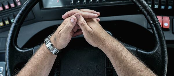 Водитель в кабине автомобиля Водитель в кабине автомобиля - Sputnik Ўзбекистон