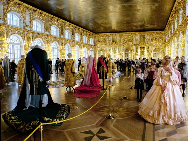 Посетители на выставке костюмов к картине Алексея Учителя Матильда - Sputnik Узбекистан