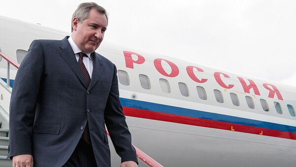 Дмитрий Рогозин спускается с трапа самолета - Sputnik Узбекистан