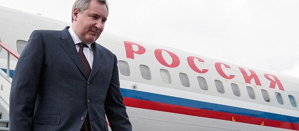 Дмитрий Рогозин спускается с трапа самолета - Sputnik Узбекистан