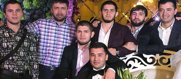 Хабиб Нурмагомедов прилетел в Андижан на свадьбу друга Хабиб Нурмагомедов прилетел в Андижан на свадьбу друга - Sputnik Ўзбекистон