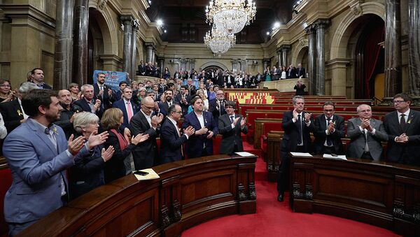Члены парламента Каталонии во время оглашения независтимости от Испании - Sputnik Узбекистан