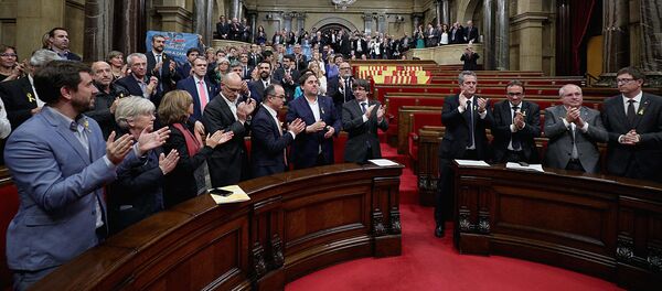 Члены парламента Каталонии во время оглашения независтимости от Испании - Sputnik Узбекистан