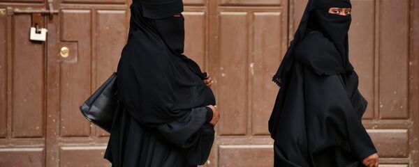 Прохожие на одной из улиц в центре города Джидды. - Sputnik Узбекистан