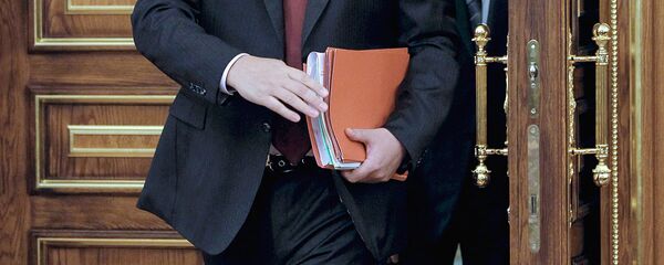 Чиновник выходит из кабинета. Чиновник выходит из кабинета. - Sputnik Ўзбекистон