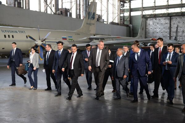 Заместитель председателя правительства РФ Дмитрий Рогозин (в центре) во время посещения Ташкентского механического завода - Sputnik Узбекистан