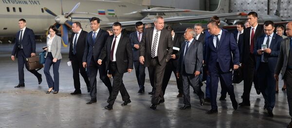 Заместитель председателя правительства РФ Дмитрий Рогозин (в центре) во время посещения Ташкентского механического завода Заместитель председателя правительства РФ Дмитрий Рогозин (в центре) во время посещения Ташкентского механического завода - Sputnik Узбекистан