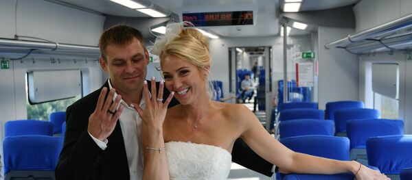 Свадебная церемония пары с кольцами Тройка - Sputnik Узбекистан