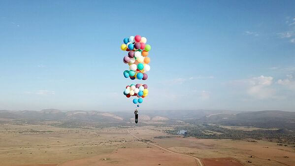 Том Морган летит на воздушных шариках - Sputnik Узбекистан