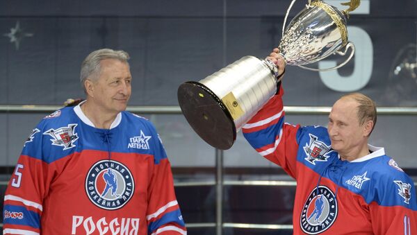 Президент РФ В. Путин принимает участие в хоккейном матче чемпионов НХЛ и Правления и почетных гостей НХЛ - Sputnik Узбекистан