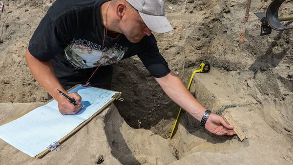 Археолог на раскопках - Sputnik Узбекистан