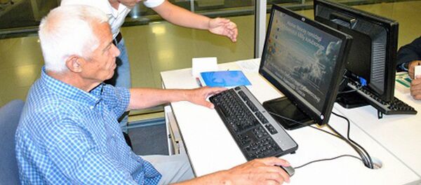 На курсах компьютерной грамотности пожилых людей На курсах компьютерной грамотности пожилых людей - Sputnik Узбекистан