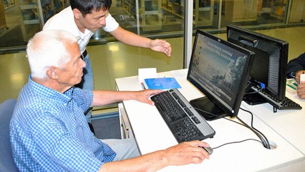 На курсах компьютерной грамотности пожилых людей - Sputnik Узбекистан
