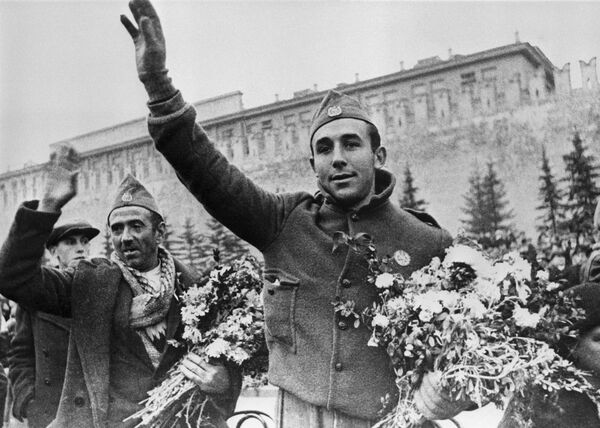 Бойцы республиканской армии Испании (отец и сын) на Красной площади во время празднования 20-й годовщины Великой Октябрьской социалистической революции. Москва, 7 ноября 1937 г. - Sputnik Узбекистан