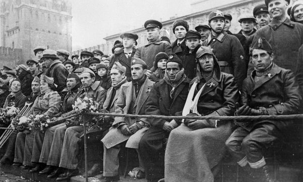 Антифашисты-республиканцы, участники гражданской войны в Испании на Красной площади во время военного парада. Москва, 7 ноября 1937 года - Sputnik Узбекистан