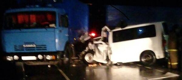 ДТП под Саратовом с участием фуры и микроавтобуса. 30 октября 2017 года - Sputnik Узбекистан